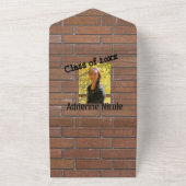 都市のレンガ壁に残された落書きと写真 オールインワン招待状 (外側)