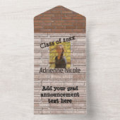 都市のレンガ壁に残された落書きと写真 オールインワン招待状 (内側)