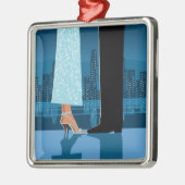 都市のロマンチックなカップル メタルオーナメント (左)