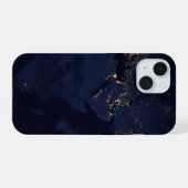 都市の光で輝く地球 iPhone 15ケース (裏面横)