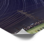 都市の灯りを超えて流れるペルセウス座流星群の星の軌跡 ポスター (角)
