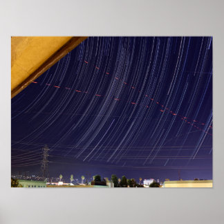 都市の灯りを超えて流れるペルセウス座流星群の星の軌跡 ポスター