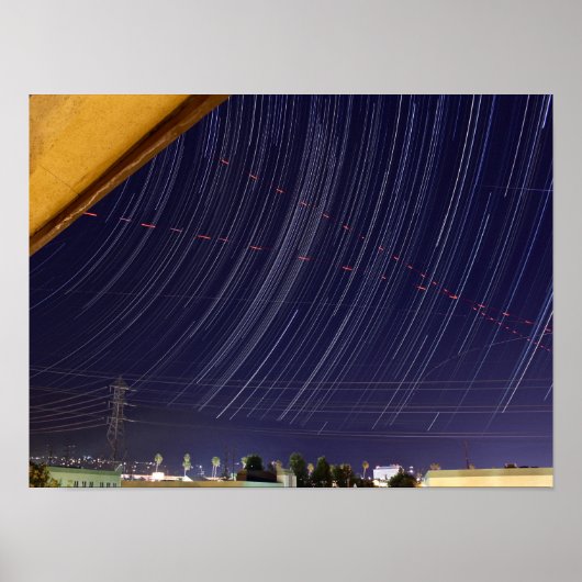 都市の灯りを超えて流れるペルセウス座流星群の星の軌跡 ポスター (正面)