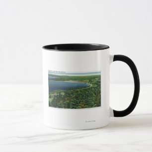 都市の近くのMassabesic湖の空中写真 マグカップ