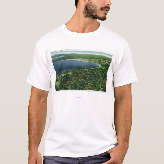 都市の近くのMassabesic湖の空中写真 Tシャツ (正面)