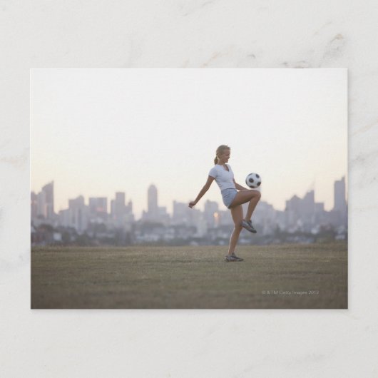 都市公園でサッカーボールを作る女性 ポストカード (正面)