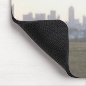 都市公園でサッカーボールを作る女性 マウスパッド (コーナー)