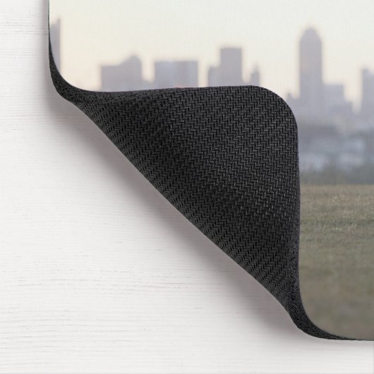 都市公園でサッカーボールを作る女性 マウスパッド (コーナー)