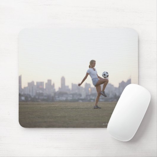 都市公園でサッカーボールを作る女性 マウスパッド (マウス)