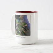 都市沈黙の歩くの黙想#150のコーヒー・マグ ツートーンマグカップ (正面左)