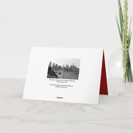 都心のカンザスシティのスカイライン黒くおよび白い写真 カード (裏面)
