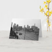 都心のカンザスシティのスカイライン黒くおよび白い写真 カード (黄色い花)