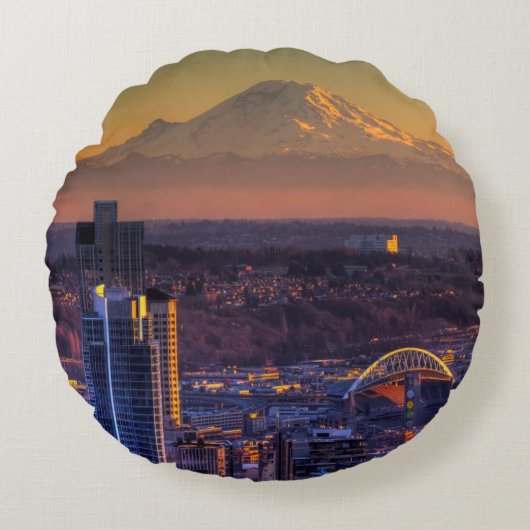 都心のシアトルの都市景観の眺めフットボール ラウンドクッション (正面)