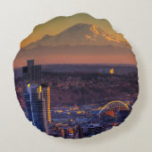 都心のシアトルの都市景観の眺めフットボール ラウンドクッション (裏面)