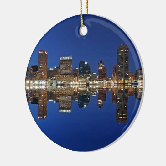都心のボルティモアメリーランドの薄暗がりのスカイラインReflectio セラミックオーナメント (左)