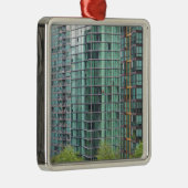 都心の高層建物の窓洗濯機 メタルオーナメント (右)