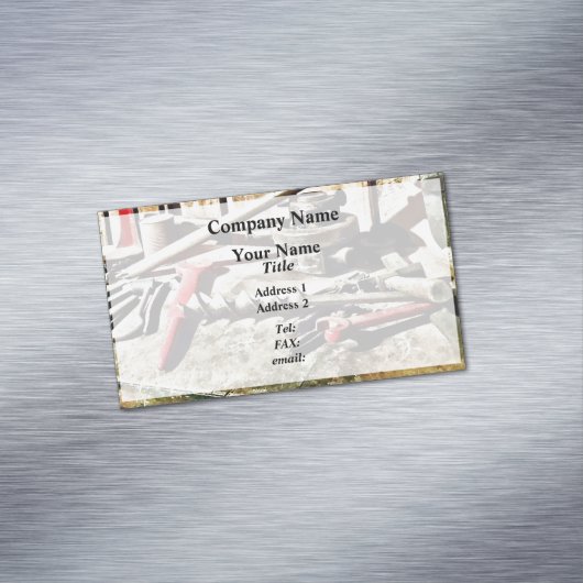 配管工の作業台にある2つの赤いレンチ マグネット名刺 (インサイチュ)