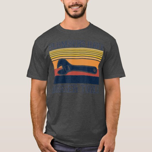 配管工はより大きなツールを持つヴィンテージスタイル Tシャツ (正面)