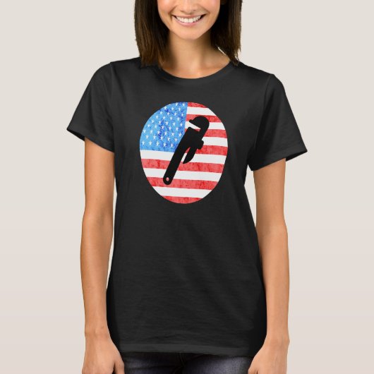配管工パイプレンチ配管工アメリカ国旗Plu Tシャツ (正面)