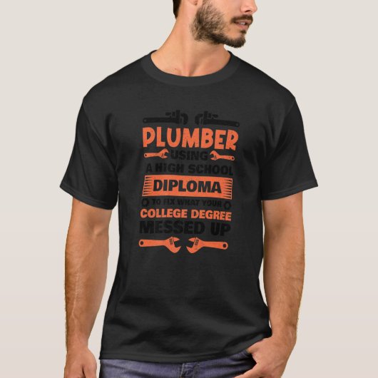 配管工男性へ婦の女性配管設備 Tシャツ (正面)
