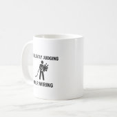 配線を黙って批判しています コーヒーマグカップ (正面左)