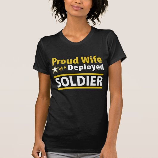 配置された兵士の誇り高い妻 Tシャツ (正面)