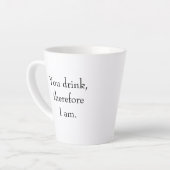 「酒を飲むから、私は」哲学的考えな カフェラテマグ (左アングル)