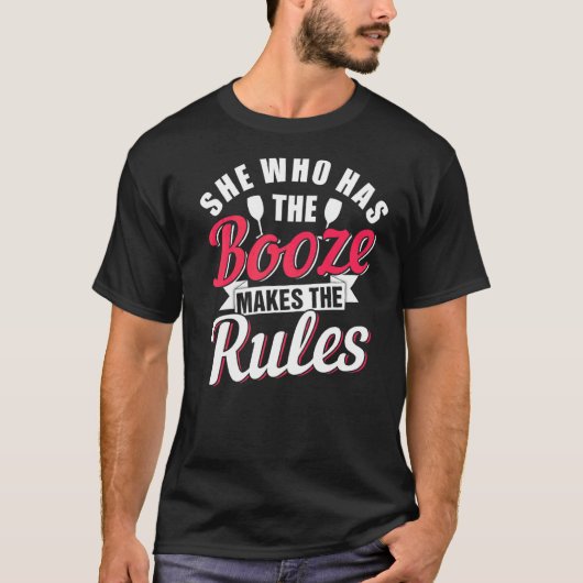 酒を飲む女が規則を作る Tシャツ (正面)