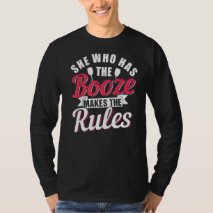 酒を飲む女が規則を作る Tシャツ