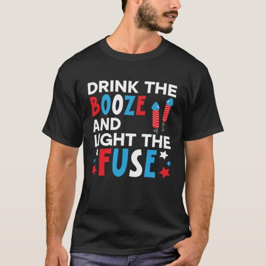 酒を飲んでヒューズの米国国旗を点灯させる Tシャツ (正面)