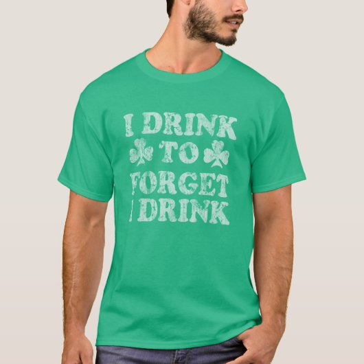 酒を飲んで忘れセントパトリックおもしろいの日を飲む Tシャツ (正面)