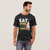 酒を飲んで食べいるための結婚した花嫁 Tシャツ (正面フル)