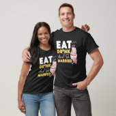 酒を飲んで食べいるための結婚した花嫁 Tシャツ (ユニセックス)