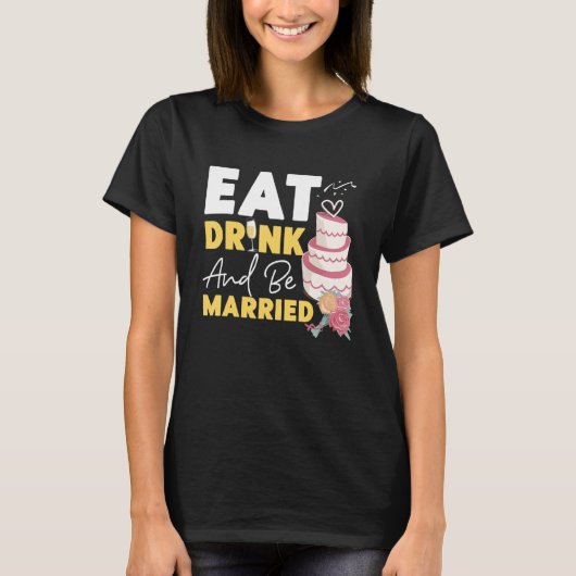 酒を飲んで食べいるための結婚した花嫁 Tシャツ (正面)
