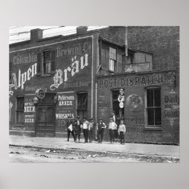 酒場の外の少年たち、1910年。ヴィンテージ写真 ポスター