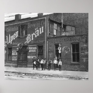酒場の外の少年たち、1910年。ヴィンテージ写真 ポスター