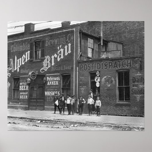 酒場の外の少年たち、1910年。ヴィンテージ写真 ポスター (正面)