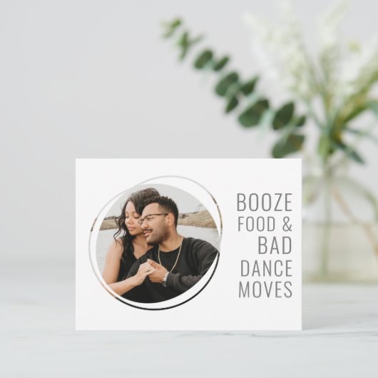 酒、食べ物、悪いダンスのウェディングおもしろいデートを保存 案内ポストカード (スタンド正面)