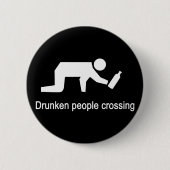 酔った人々の交差の⚠のタイの印の⚠ 缶バッジ (正面)