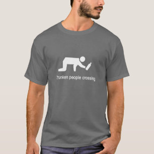 酔った人々の交差の⚠のタイの印の⚠ Tシャツ