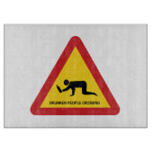 酔っぱらった人々が交通標識を横切る カッティングボード (正面)