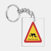 酔っぱらった人々が交通標識を横切る キーホルダー (正面左)