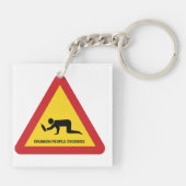 酔っぱらった人々が交通標識を横切る キーホルダー (裏面)