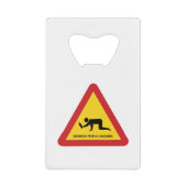 酔っぱらった人々が交通標識を横切る クレジットカード栓抜き (正面)