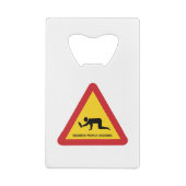 酔っぱらった人々が交通標識を横切る クレジットカード栓抜き (裏面)