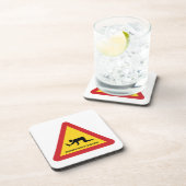 酔っぱらった人々が交通標識を横切る コースター (右側)