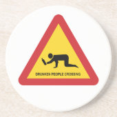 酔っぱらった人々が交通標識を横切る コースター (正面)