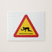 酔っぱらった人々が交通標識を横切る ジグソーパズル (横)