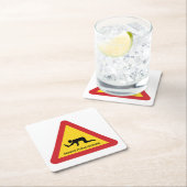 酔っぱらった人々が交通標識を横切る スクエアペーパーコースター (インサイチュ)