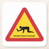 酔っぱらった人々が交通標識を横切る スクエアペーパーコースター (正面)